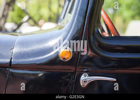 Image en couleur d'une vieille voiture poignée de porte et d'un clignotant. Banque D'Images