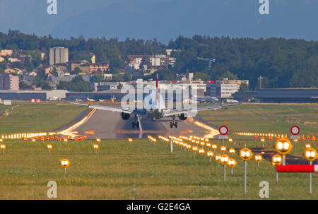 ZURICH - 18 juillet : Swiss A-320 l'atterrissage à l'aéroport de Zurich après vol court-courrier le 18 juillet 2015 à Zurich, Suisse. Zurich Banque D'Images