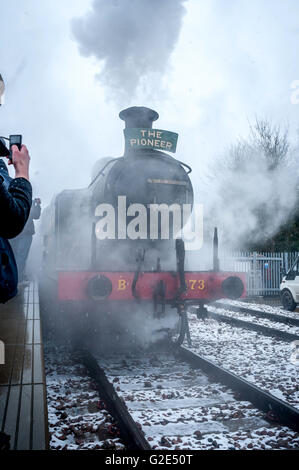 Ré-ouverture le Bluebell Railway à East Grinstead. Le Grinsteade Belle est la première locomotive à vapeur pour arriver à l'Est Grinstea Banque D'Images