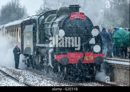 Ré-ouverture le Bluebell Railway à East Grinstead. Le Grinsteade Belle est la première locomotive à vapeur pour arriver à l'Est Grinstea Banque D'Images