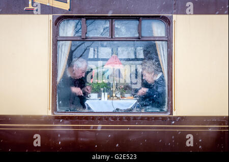 Ré-ouverture le Bluebell Railway à East Grinstead. Le Grinsteade Belle est la première locomotive à vapeur pour arriver à l'Est Grinstea Banque D'Images