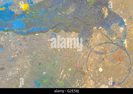 Détail de l'image d'un artiste, le sol en béton en studio, montrant les marques aléatoires, les chutes, l'égouttement et de déversements Banque D'Images