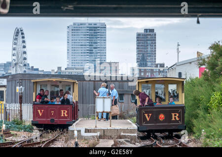 La Volks Railway sur le front de mer de Brighton, le plus ancien train électrique dans le monde. Banque D'Images