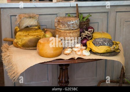 Roues de fromage italien gastronomique sur un tableau d'affichage Banque D'Images