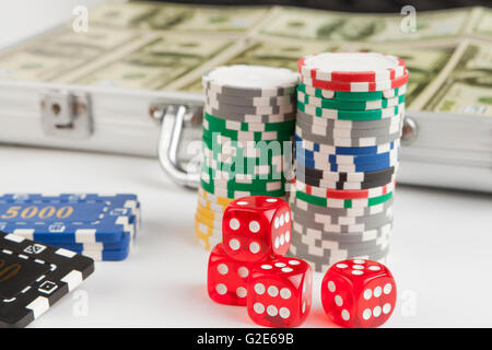 Jetons de casino avec red dice close-up et mallette pleine avec des dollars isolé sur fond blanc Banque D'Images