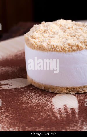 Gâteau au fromage blanc sur cacao poudre avec signes de fourche Banque D'Images