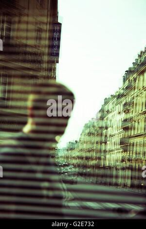 Jeunes adultes mystérieux homme à l'extérieur Fenêtre, Paris, France Banque D'Images