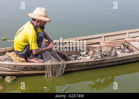Pêcheur sur le bateau près de l'ancien pont en bois de teck le plus long. Pont u-bein, Amarapura, Mandalay, Birmanie Banque D'Images