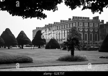 Le Palais de Hampton Court en noir et blanc Banque D'Images