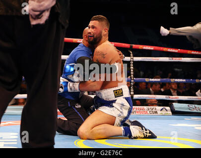 Tony Bellew célèbre avec formateur David Coldwell après avoir battu Ilunga Makabu dans le combat de championnat du monde WBC Cruiserweight à Goodison Park, Liverpool. Banque D'Images