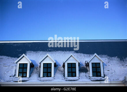 Quatre lucarnes avec neige sur les toits Banque D'Images