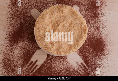 Gâteau au fromage blanc sur le cacao en poudre avec une fourchette signes sur bois board top view Banque D'Images
