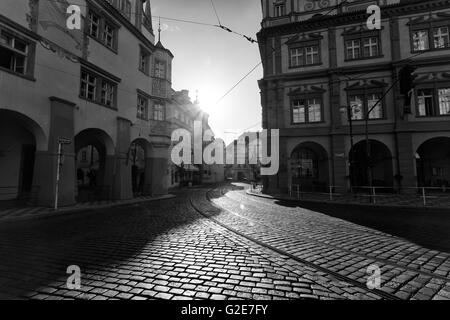 Rues pavées et les bâtiments anciens à l'aube, Malonstrankse Namesti, Prague, République Tchèque Banque D'Images