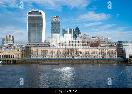 Vue de la ville de Londres y compris cheesegrater, talkie walkie et bâtiments gratte-ciel gherkin de South Bank de Londres, Angleterre, Royaume-Uni Banque D'Images