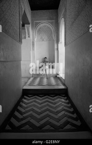 Jeune femme assise, Portrait, Alhambra, Granada, Espagne Banque D'Images