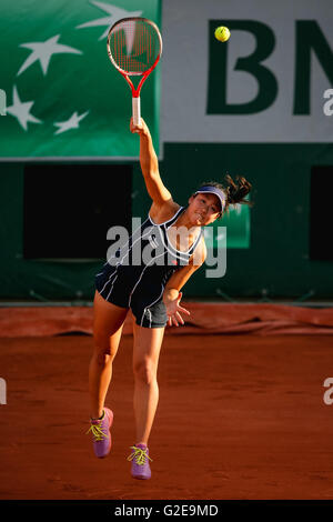 Paris, France. 27 mai, 2016. Nao Hibino (JPN) Tennis : Nao Hibino du Japon durant le double féminin deuxième tour du tournoi de tennis contre Martina Hingis de Suisse et Sania Mirza de l'Inde à la Roland Garros à Paris, France . © AFLO/Alamy Live News Banque D'Images