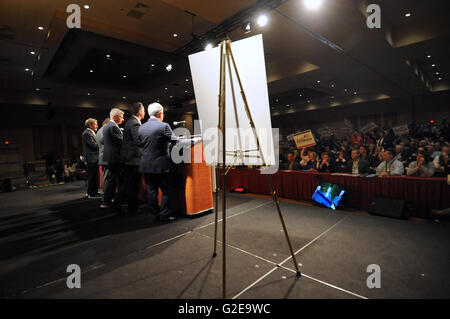 Orlando, Floride, USA. 28 mai, 2016. Les candidats à l'élection présidentielle du Parti Libertarien (de droite) Marc Allan Feldman, Austin Petersen, ancien gouverneur du Nouveau Mexique Gary Johnson, Darryl Perry et John McAfee participer à un débat animé par radio host Larry Elder au libertaire 2016 Congrès de désignation au Rosen Centre Hotel à Orlando, Floride le 28 mai 2016. Délégués de convention va sélectionner leurs candidats du parti demain. Crédit : Paul Hennessy/Alamy Live News Banque D'Images