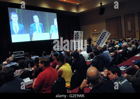 Orlando, Floride, USA. 28 mai, 2016. Les partisans du candidat à la présidence du Parti Libertarien Gary Johnson signe attente au cours de l'élection présidentielle débat animé par radio host Larry Elder au libertaire 2016 Congrès de désignation au Rosen Centre Hotel à Orlando, Floride le 28 mai 2016. D'autres candidats dans le débat étaient Marc Allan Feldman, Darryl Perry, Austin Petersen, et John McAfee. Délégués de convention va choisir leur candidat à la présidence du parti demain. Crédit : Paul Hennessy/Alamy Live News Banque D'Images