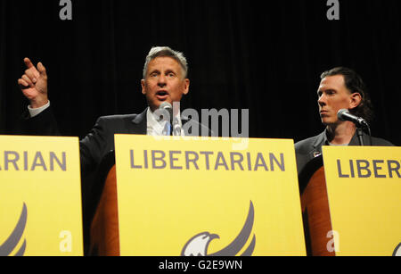 Orlando, Floride, USA. 28 mai, 2016. Le candidat présidentiel du Parti Libertarien Darryl Perry (à droite) est à l'écoute alors que l'ancien gouverneur du Nouveau Mexique Gary Johnson parle au cours d'un débat animé par radio host Larry Elder au libertaire 2016 Congrès de désignation au Rosen Centre Hotel à Orlando, Floride le 28 mai 2016. D'autres candidats dans le débat étaient Marc Allan Feldman, Austin Petersen, et John McAfee. Délégués de convention va choisir leur candidat à la présidence du parti demain. Crédit : Paul Hennessy/Alamy Live News Banque D'Images