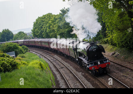 Salisbury, Royaume-Uni. 28 mai, 2016. La célèbre locomotive à vapeur Flying Scotsman sur sa tournée britannique visites Wiltshire. Quitter la gare de Salisbury Crédit : David Betteridge/Alamy Live News Banque D'Images