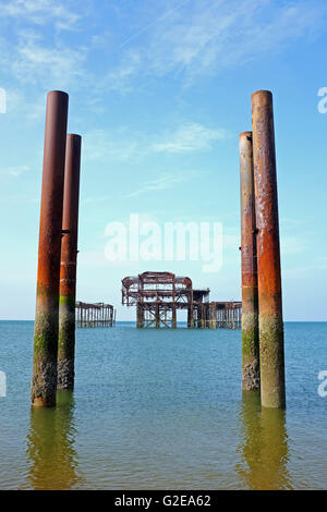 Brighton Sussex UK 29 mai 2016 - L'épave West Pier de Brighton a l'air paisible dans beau soleil tôt le matin que le temps devrait rester au chaud et ensoleillé pour le reste de la bank holiday weekend Crédit : Simon Dack/Alamy Live News Banque D'Images