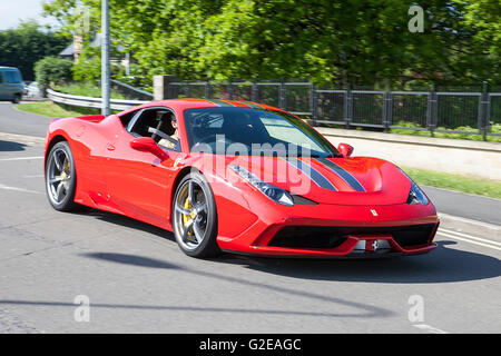 Ferrari 458 Speciale AB S-A Pendle, Lancashire, Royaume-Uni. 29 mai, 2016. Le grondement du V8 finement réglé résonne dans les collines de Pennine Lancashire que ce ans PowerFest obtient en cours. Mclaren, Aston Martin, Ferrari & supercars ont tous été exposés dans leur meilleur dimanche, avec de nombreux classiques & modernes carsin ligne avec le thème de cette année de l'Italienne. Credit : Cernan Elias/Alamy Live News Banque D'Images