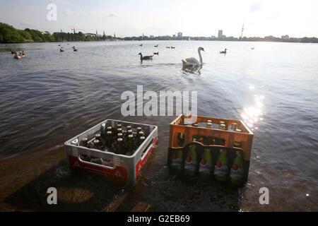 Les personnes bénéficiant de l'Aussenalster à Sun River à Hambourg, Allemagne, 28 mai 2016. PHOTO : afp/MARQUES DE BODO Banque D'Images