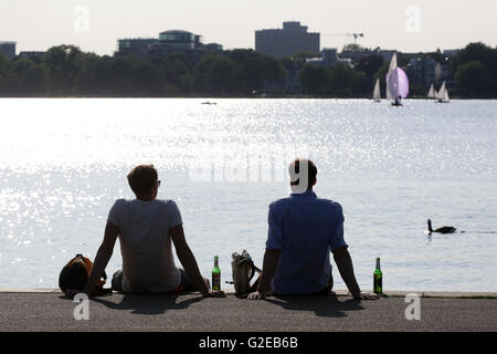 Les personnes bénéficiant de l'Aussenalster à Sun River à Hambourg, Allemagne, 28 mai 2016. PHOTO : afp/MARQUES DE BODO Banque D'Images