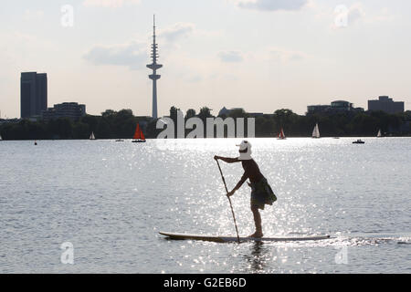 Les personnes bénéficiant de l'Aussenalster à Sun River à Hambourg, Allemagne, 28 mai 2016. PHOTO : afp/MARQUES DE BODO Banque D'Images