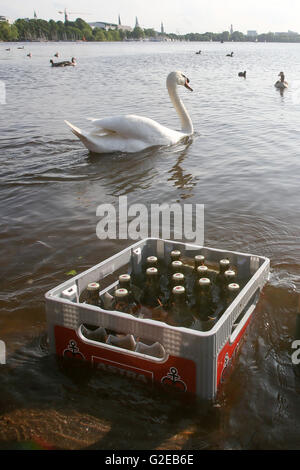 Les personnes bénéficiant de l'Aussenalster à Sun River à Hambourg, Allemagne, 28 mai 2016. PHOTO : afp/MARQUES DE BODO Banque D'Images