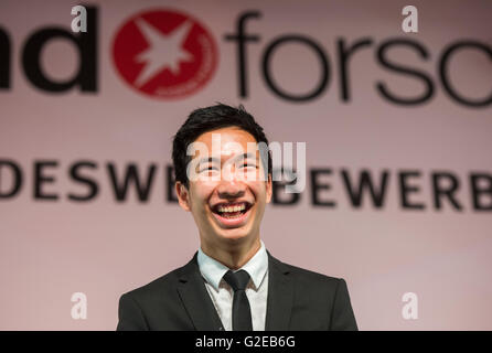 Jeune chercheur Tuan Nguyen Tung, de Rostock sur scène durant la recherche jeunesse du gouvernement fédéral à Paderborn, Gemrany la concurrence, 29 mai 2016. Il a gagné dans la catégorie des sciences de la terre et de l'aérospatiale avec son projet "Auf der Suche nach dem Leben im All' (lit. 'À la vie dans l'espace'). PHOTO : BERND THISSEN/dpa Banque D'Images