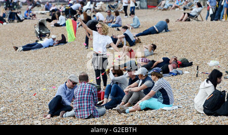 Brighton Sussex UK 29 mai 2016 - Des milliers de personnes envahissent la plage de Brighton pour profiter du temps chaud aujourd'hui qui devrait se poursuivre au cours de ce week-end férié Crédit : Simon Dack/Alamy Live News Banque D'Images