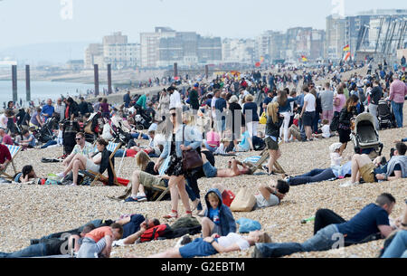 Brighton Sussex UK 29 mai 2016 - Des milliers de personnes envahissent la plage de Brighton pour profiter du temps chaud aujourd'hui qui devrait se poursuivre au cours de ce week-end férié Crédit : Simon Dack/Alamy Live News Banque D'Images