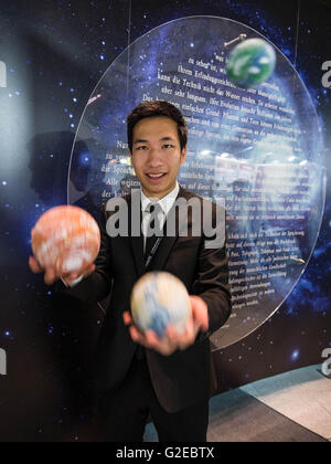 Paderborn, Gemrany. 29 mai, 2016. Jeune chercheur Tuan Nguyen Tung, de Rostock à jongler avec des modèles de planètes lors d'un press tour à la concurrence recherche jeunesse du gouvernement fédéral à Paderborn, Gemrany, 29 mai 2016. Il a gagné dans la catégorie des sciences de la terre et de l'aérospatiale avec son projet "Auf der Suche nach dem Leben im All' (lit. 'À la vie dans l'espace'). PHOTO : BERND THISSEN/dpa/Alamy Live News Banque D'Images