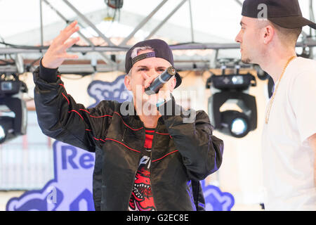 Leon, Espagne. 29 mai, 2016. MC espagnol 'FJ' chante dans la demi-finale du freestyle Battle 'RedBull Batalla de Los Gallos ('bataille de coqs') au Main Square le 29 mai 2016 à León, Espagne. Crédit : David Gato/Alamy Live News Banque D'Images