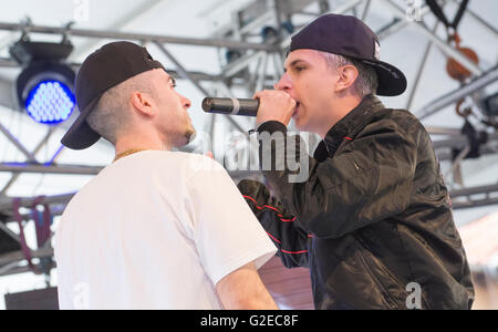 Leon, Espagne. 29 mai, 2016. MC espagnol 'FJ' chante dans la demi-finale du freestyle Battle 'RedBull Batalla de Los Gallos ('bataille de coqs') au Main Square le 29 mai 2016 à León, Espagne. Crédit : David Gato/Alamy Live News Banque D'Images