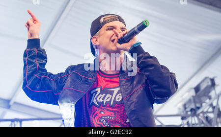 Leon, Espagne. 29 mai, 2016. MC espagnol 'FJ' chante dans la demi-finale du freestyle Battle 'RedBull Batalla de Los Gallos ('bataille de coqs') au Main Square le 29 mai 2016 à León, Espagne. Crédit : David Gato/Alamy Live News Banque D'Images