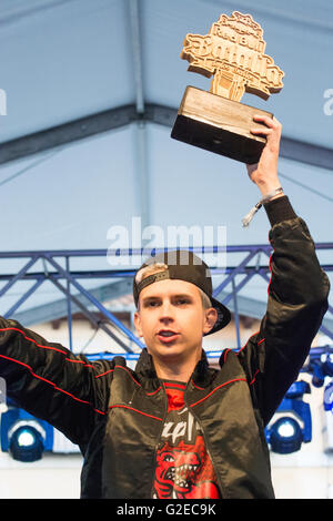 Leon, Espagne. 29 mai, 2016. MC espagnol 'FJ' remporte la demi-finale du freestyle Battle 'RedBull Batalla de Los Gallos ('bataille de coqs') au Main Square le 29 mai 2016 à León, Espagne. Crédit : David Gato/Alamy Live News Banque D'Images