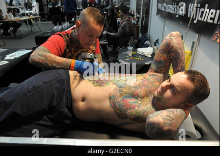 Londres, Royaume-Uni. 29 mai, 2016. Nicky de Wijchen, Hollande, deuxième place en meilleure catégorie Oriental au Great British Tattoo Show tenu à Alexandra Palace ici 29 mai 2016. HUGH ALEXANDER/Alamy Live News Banque D'Images