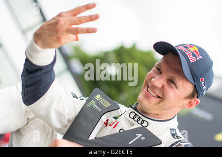 Lydden Hill, Kent, UK. 29 mai, 2016. Mattias Ekstrom pilote de Rallycross (SWE) et EKS (SWE) célèbre sa victoire du championnat du monde des voitures de sport à Lydden Hill Circuit (Photo par Gergo Toth / Alamy Live News) Banque D'Images