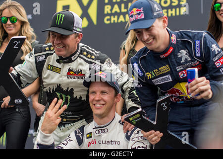 Lydden Hill, Kent, UK. 29 mai, 2016. Mattias Ekstrom pilote de Rallycross (SWE) et EKS (SWE) célèbre sa victoire du championnat du monde des voitures de sport à Lydden Hill Circuit (Photo par Gergo Toth / Alamy Live News) Banque D'Images