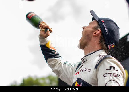 Lydden Hill, Kent, UK. 29 mai, 2016. Mattias Ekstrom pilote de Rallycross (SWE) et EKS (SWE) célèbre sa victoire du championnat du monde des voitures de sport à Lydden Hill Circuit (Photo par Gergo Toth / Alamy Live News) Banque D'Images