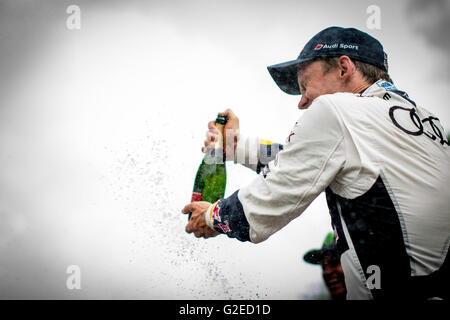 Lydden Hill, Kent, UK. 29 mai, 2016. Mattias Ekstrom pilote de Rallycross (SWE) et EKS (SWE) célèbre sa victoire du championnat du monde des voitures de sport à Lydden Hill Circuit (Photo par Gergo Toth / Alamy Live News) Banque D'Images