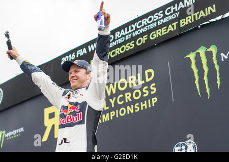 Lydden Hill, Kent, UK. 29 mai, 2016. Mattias Ekstrom pilote de Rallycross (SWE) et EKS (SWE) célèbre sa victoire du championnat du monde des voitures de sport à Lydden Hill Circuit (Photo par Gergo Toth / Alamy Live News) Banque D'Images