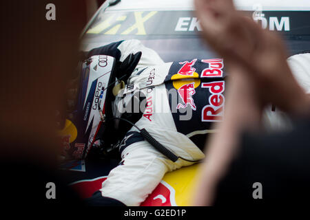 Lydden Hill, Kent, UK. 29 mai, 2016. Mattias Ekstrom pilote de Rallycross (SWE) et EKS (SWE) célèbre sa victoire du championnat du monde des voitures de sport à Lydden Hill Circuit (Photo par Gergo Toth / Alamy Live News) Banque D'Images