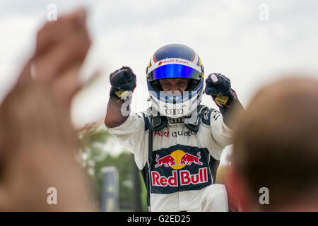 Lydden Hill, Kent, UK. 29 mai, 2016. Mattias Ekstrom pilote de Rallycross (SWE) et EKS (SWE) célèbre sa victoire du championnat du monde des voitures de sport à Lydden Hill Circuit (Photo par Gergo Toth / Alamy Live News) Banque D'Images