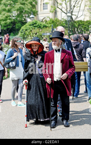 Brighton UK 29 mai 2016 - ce couple semblent trop habillé dans leurs tenues victoriennes comme ils se promener dans le Brighton Pavilion Gardens au soleil comme le beau temps devrait se poursuivre au cours de la bank holiday weekend Crédit : Simon Dack/Alamy Live News Banque D'Images