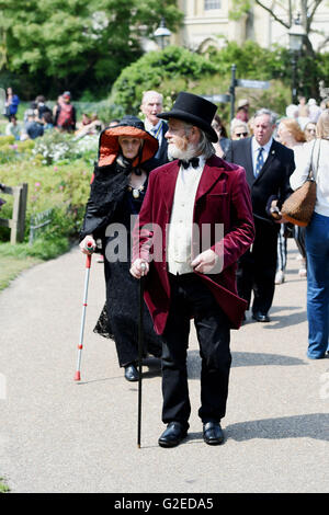 Brighton UK 29 mai 2016 - ce couple semblent trop habillé dans leurs tenues victoriennes comme ils se promener dans le Brighton Pavilion Gardens au soleil comme le beau temps devrait se poursuivre au cours de la bank holiday weekend Crédit : Simon Dack/Alamy Live News Banque D'Images