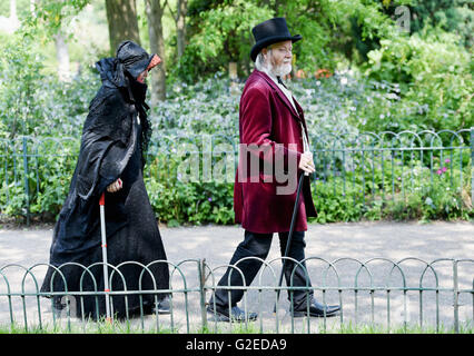 Brighton UK 29 mai 2016 - ce couple semblent trop habillé dans leurs tenues victoriennes comme ils se promener dans le Brighton Pavilion Gardens au soleil comme le beau temps devrait se poursuivre au cours de la bank holiday weekend Crédit : Simon Dack/Alamy Live News Banque D'Images