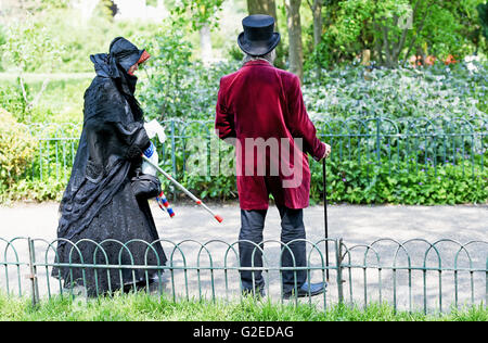 Brighton UK 29 mai 2016 - ce couple semblent trop habillé dans leurs tenues victoriennes comme ils se promener dans le Brighton Pavilion Gardens au soleil comme le beau temps devrait se poursuivre au cours de la bank holiday weekend Crédit : Simon Dack/Alamy Live News Banque D'Images